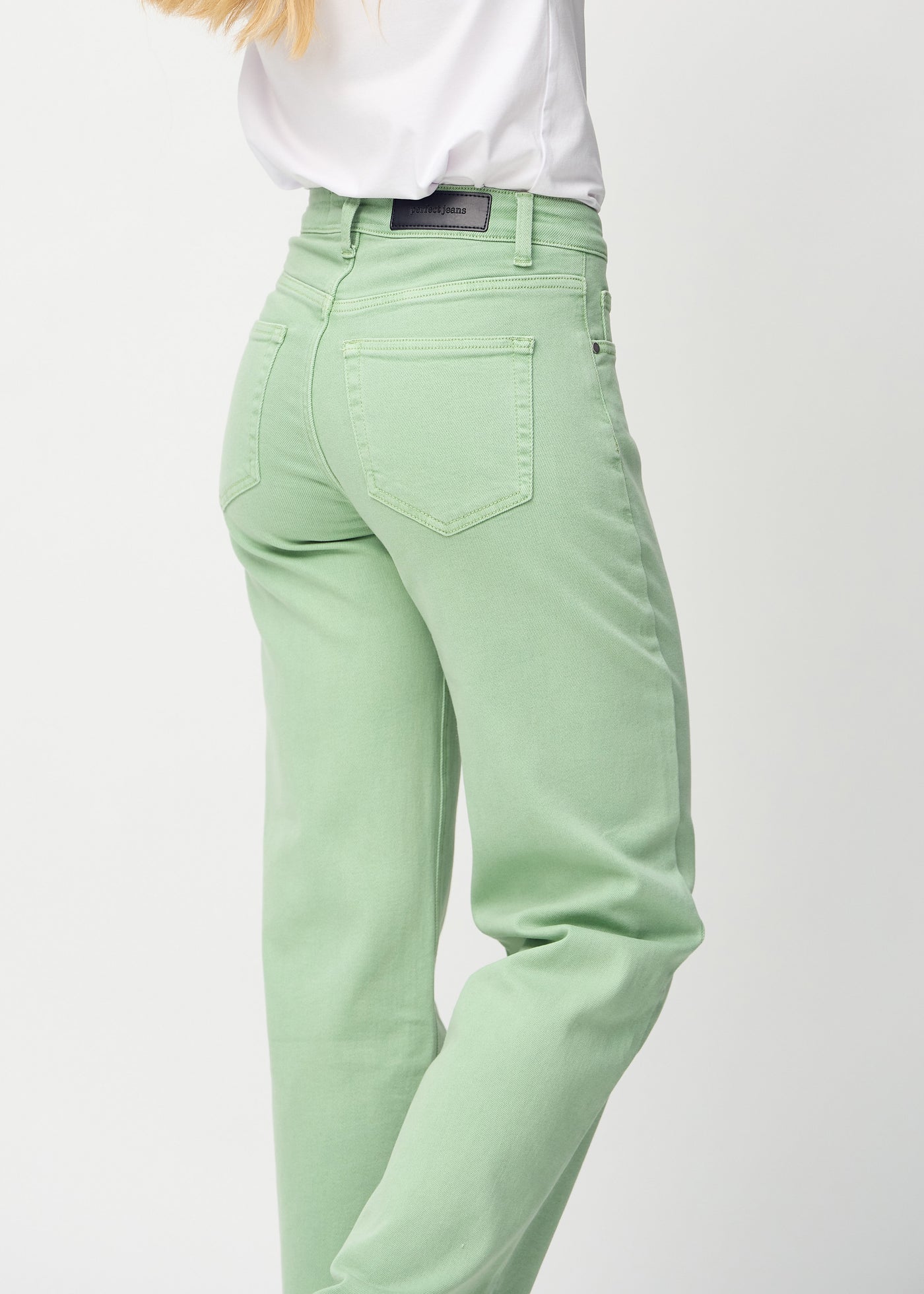 Lysegrønne loose jeans set bagfra tæt på for at vise detaljer.