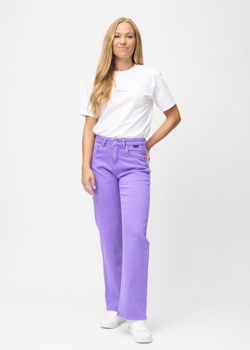 Fuldt billede af model i lilla loose jeans.