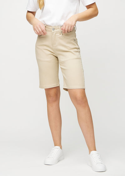 Beige regular middle shorts, modelnavn Gazelles, som går lige ned langs benet og slutter lige over knæet, set forfra.