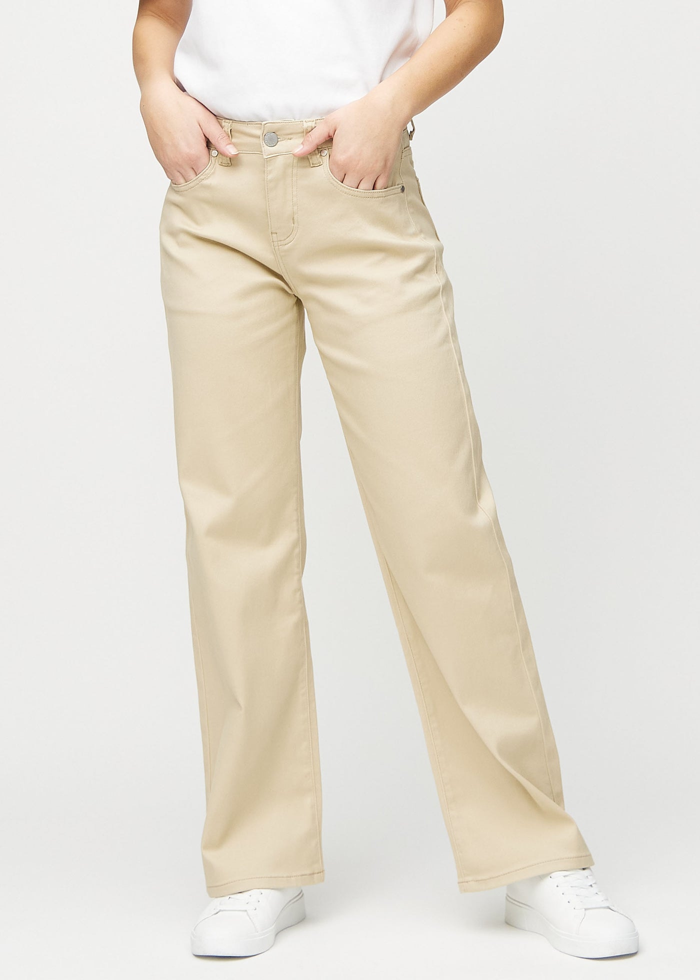 Beige loose jeans, modelnavn Gazelles, som er løstsiddende med masser af vidde i benene, set forfra.