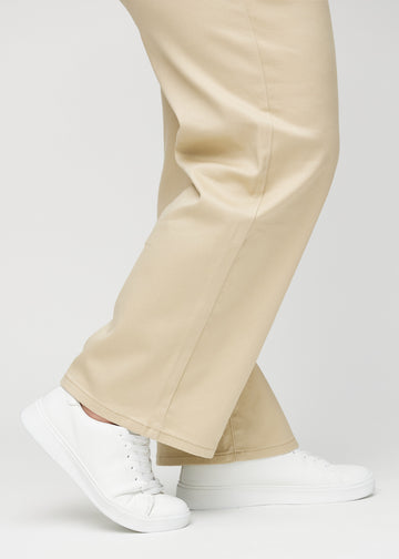 Anklerne på en plus-size model, så man kan se, hvor løst jeansene sidder.