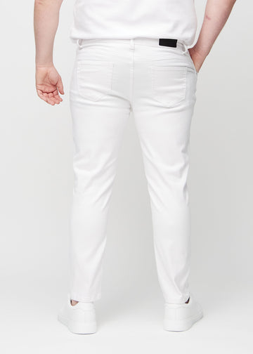 Hvide slim jeans set bagfra på en plus-size model, så man kan se hele produktet.