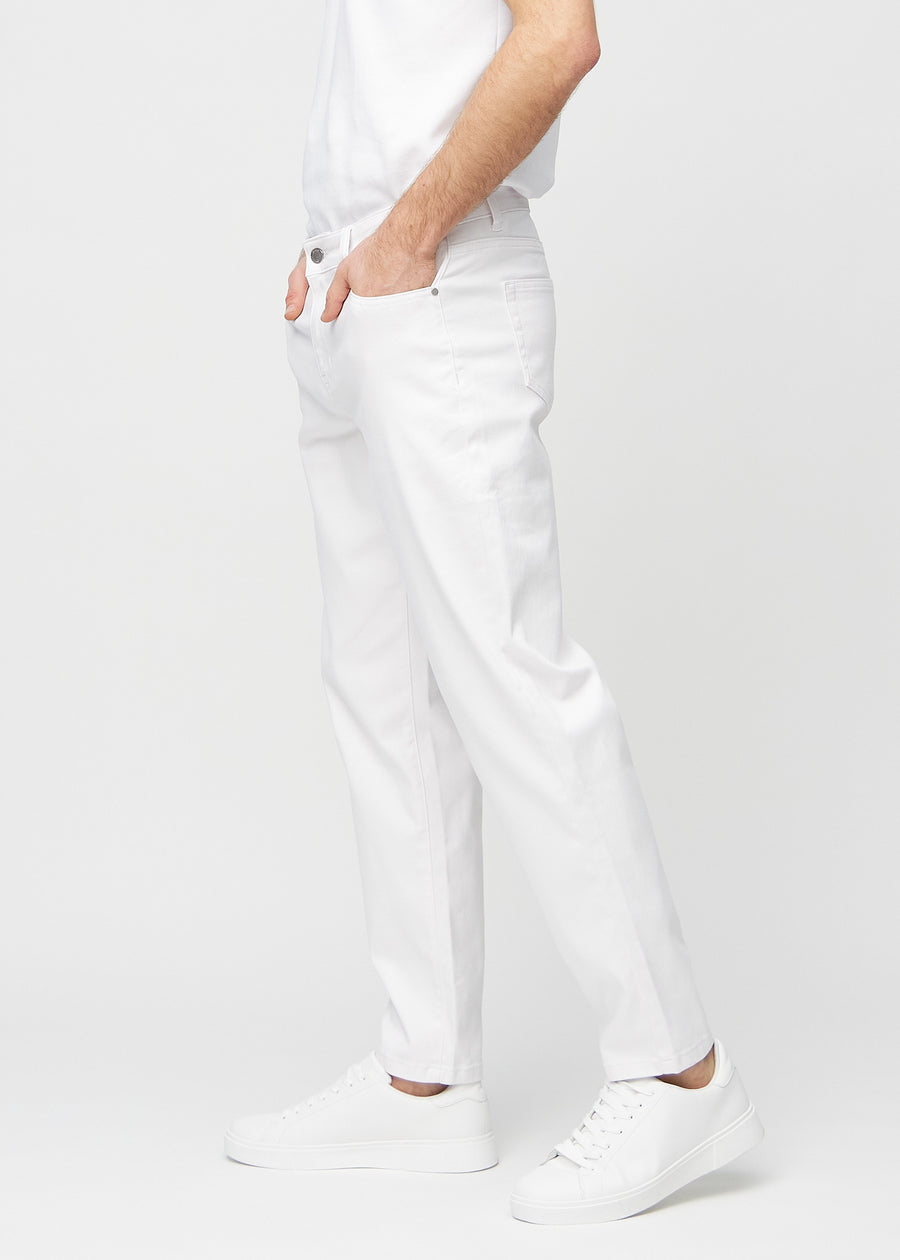 Hvide regular jeans set fra siden på model.