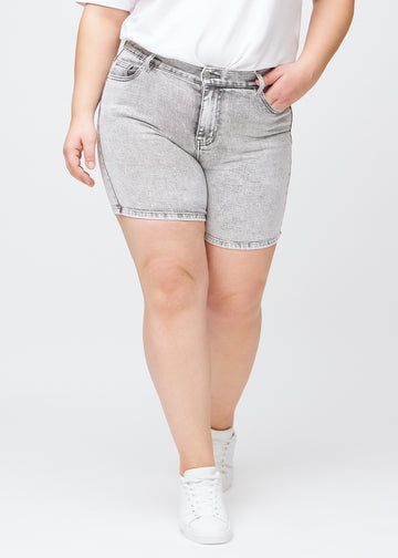Lysegrå denim skinny short shorts, modelnavn Ashes, som sidder tæt til, og slutter midt på låret på en plus-size model, set forfra.