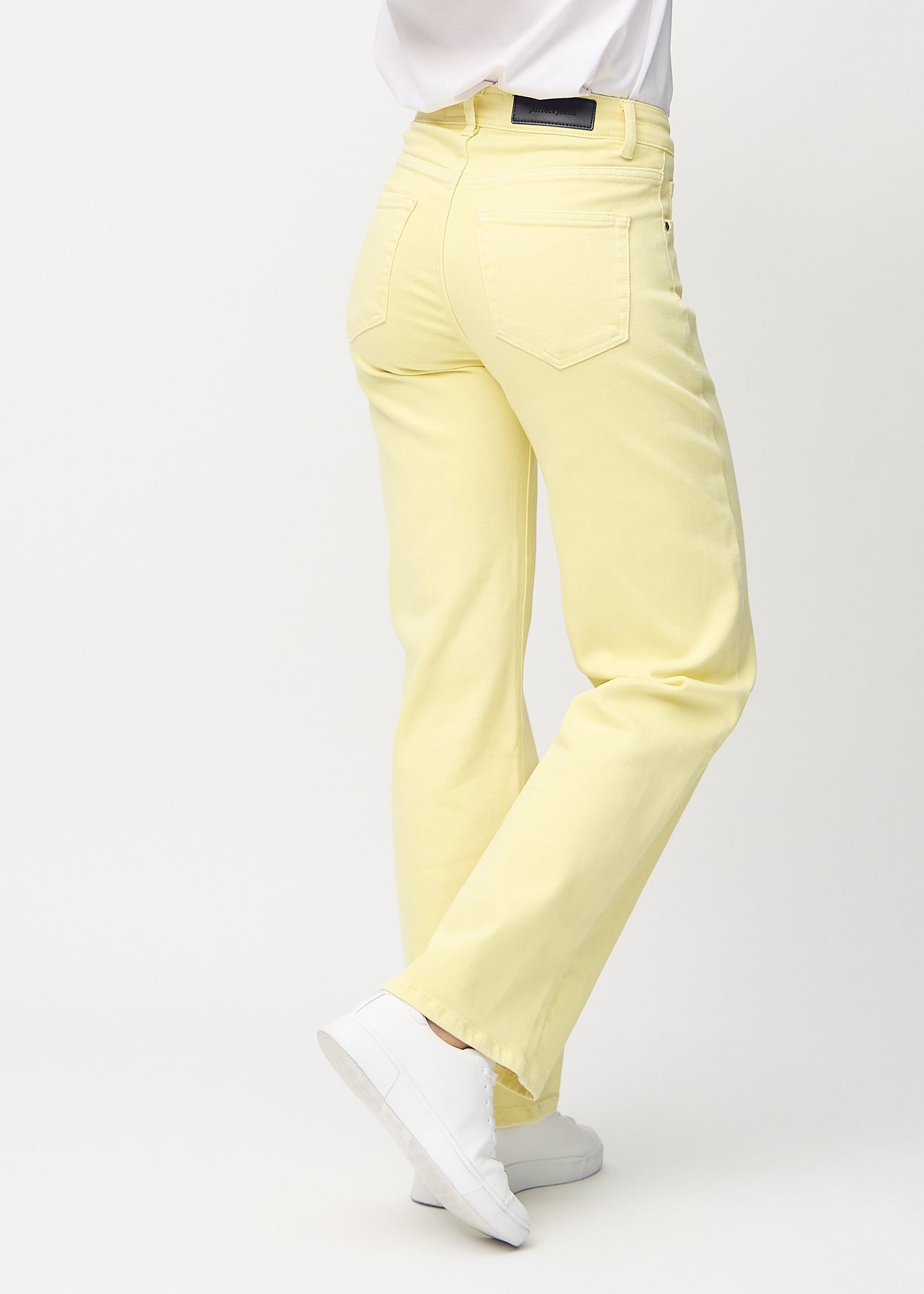 Lysegule loose jeans set bagfra, så man kan se hele produktet.