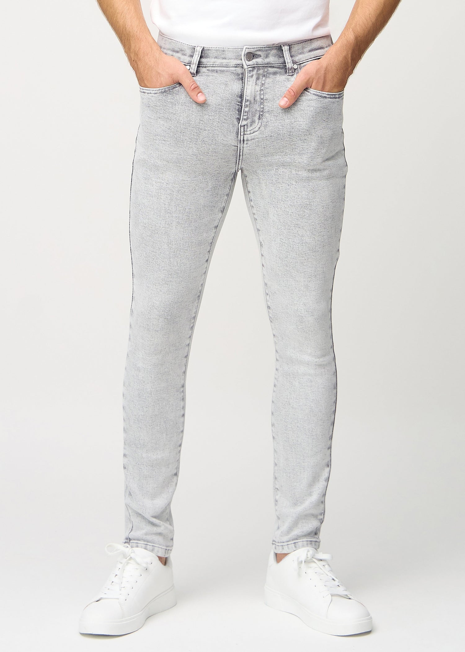 Lysegrå denim slim jeans, modelnavn Ashes, som sidder tæt til benet, set forfra.