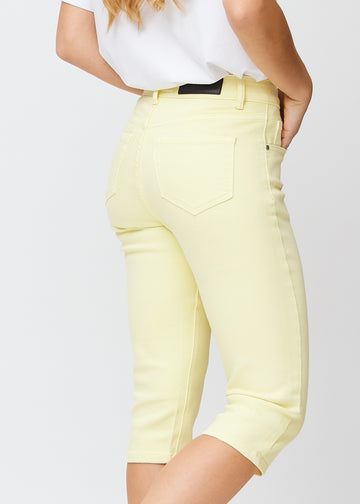 Lysegule slim capris set bagfra – hele produktet vises på modellen med fokus på pasform og længde.