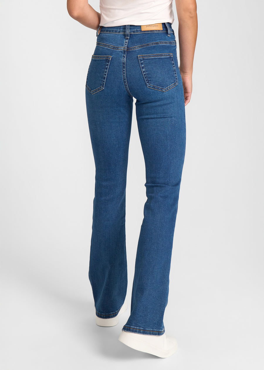 Mørkeblå denim bootcut jeans, modelnavn Oceans, som sidder tæt om hofter og lår med et let svaj fra knæet og ned, set bagfra, så man kan se hele produktet..