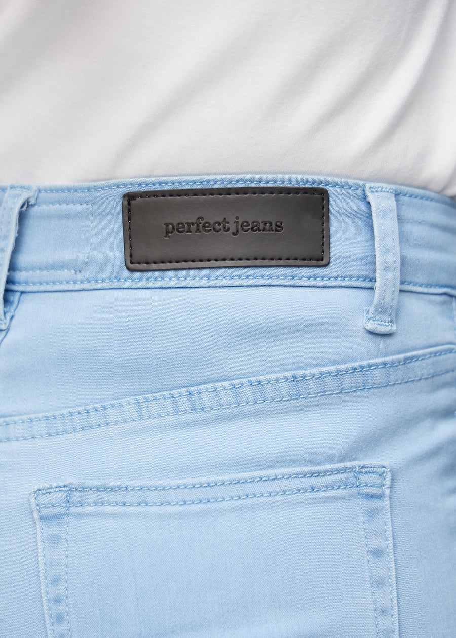 Baglommen på et par lyseblå regular capris, hvor man kan se logoet.