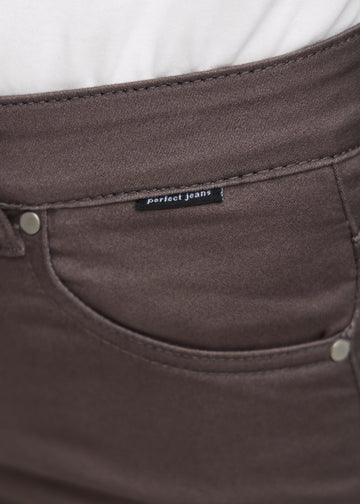 Forlommen på et par gråbrune regular jeans, hvor man kan se logoet.