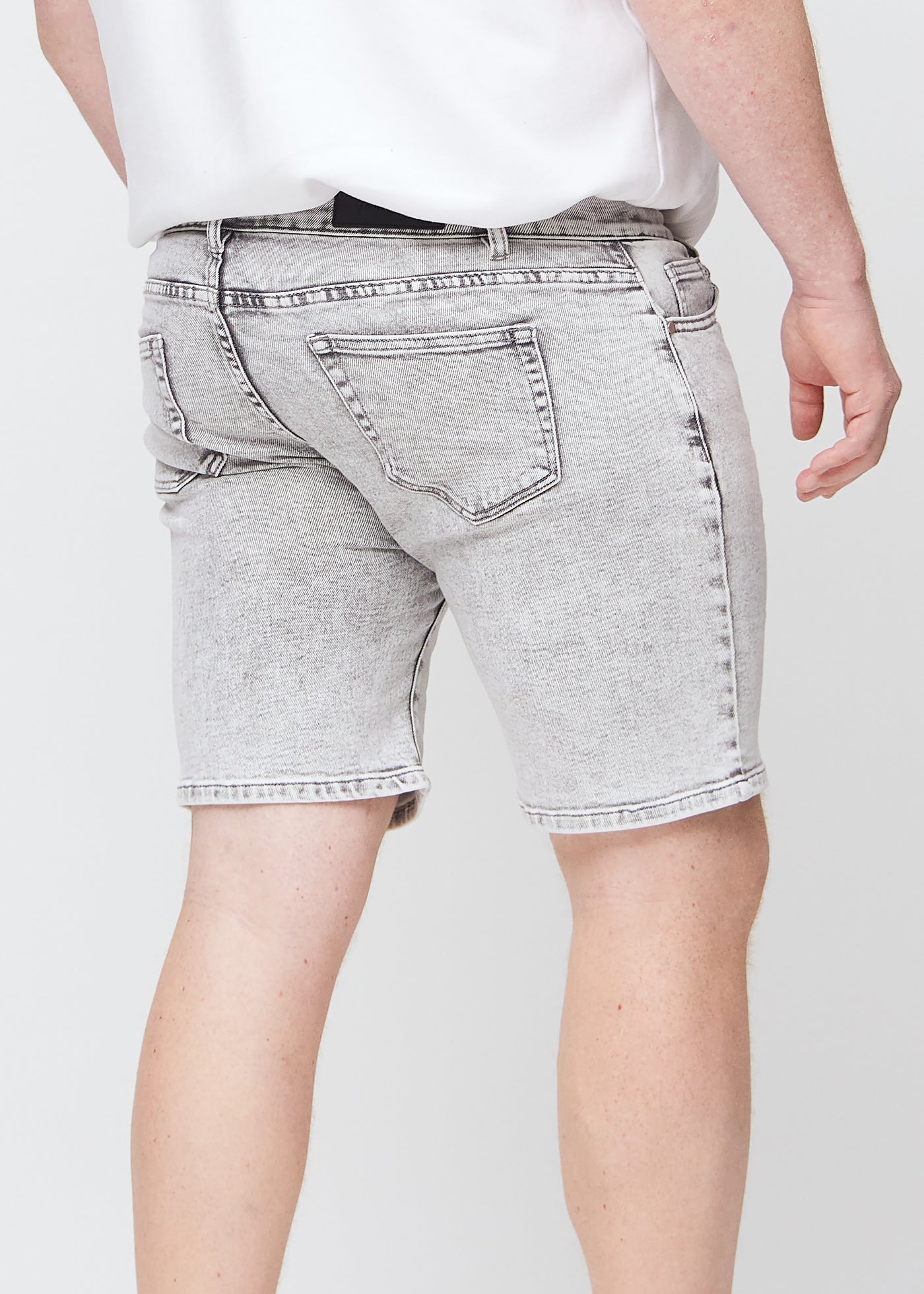 Lysegrå denim regular middle shorts set bagfra tæt på en plus-size model for at vise detaljer.