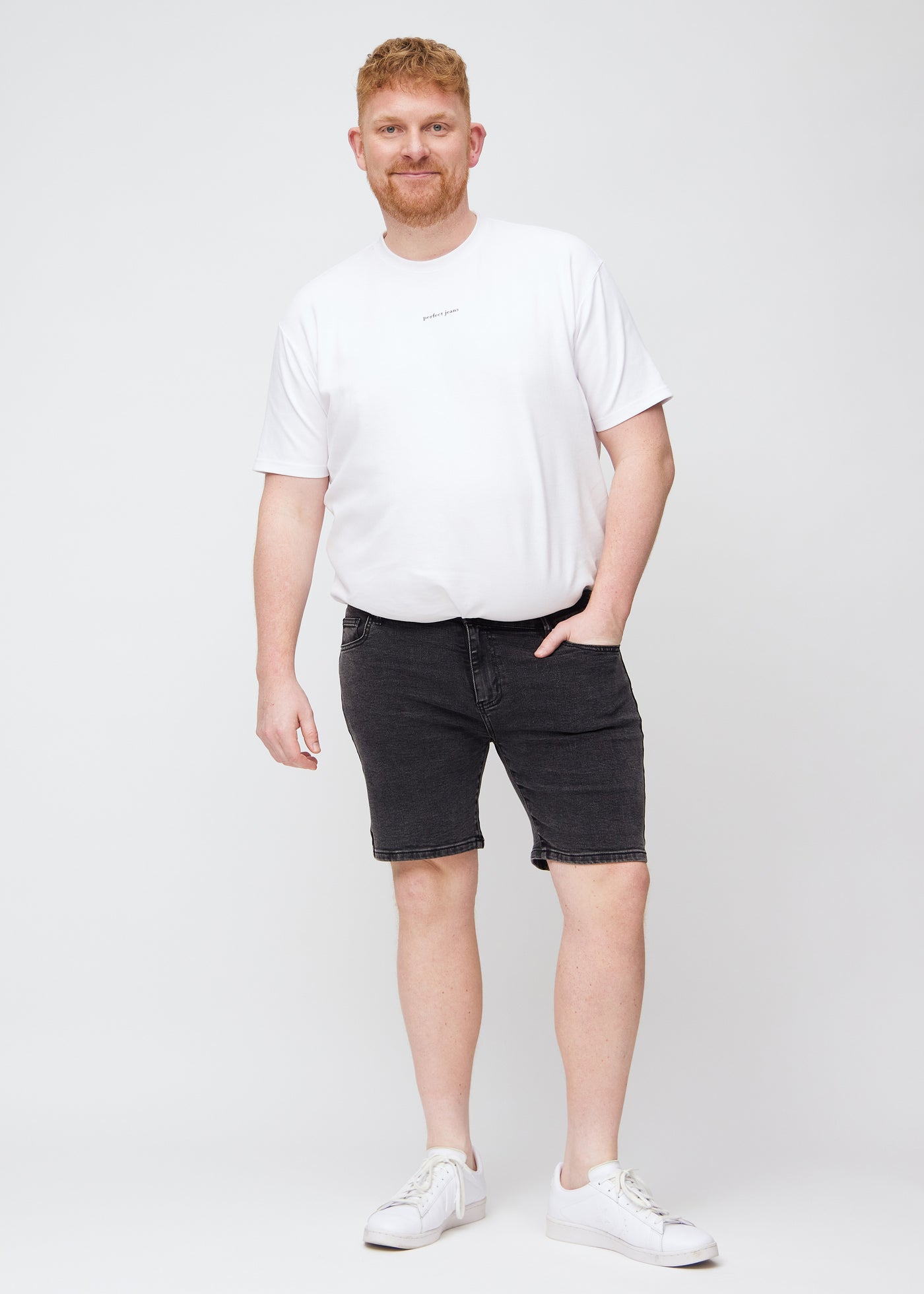 Plus-size model går ind i billedet, strækker i shortsene, viser dem frem ved at dreje rundt, og forlader derefter billedet.