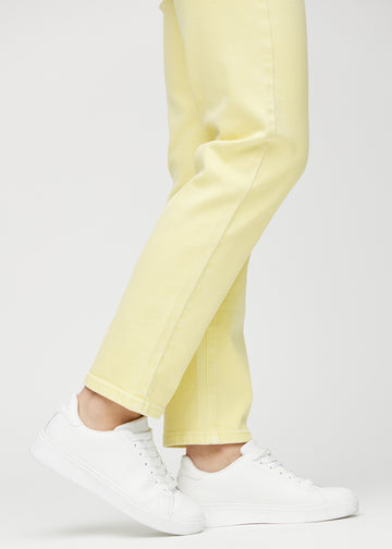 Anklerne på en model, så man kan se, hvor løst jeansene sidder.