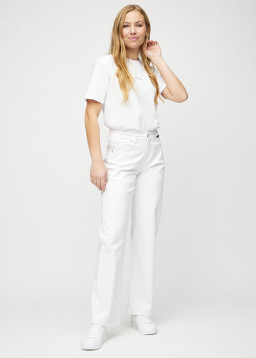 Fuldt billede af model i hvide loose jeans.