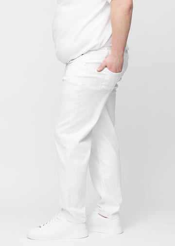 Hvide regular jeans set fra siden på en plus-size model.