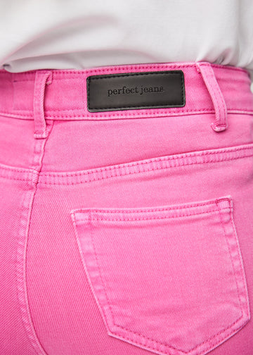 Nærbillede af lyserødt jeansmateriale med Perfect Jeans læderpatch bagpå i taljen.