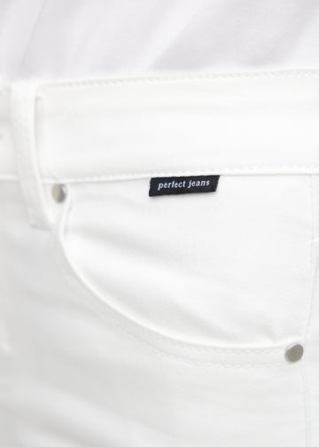 Nærbillede af hvidt jeansmateriale med Perfect Jeans logoetiket ved forlommekanten.