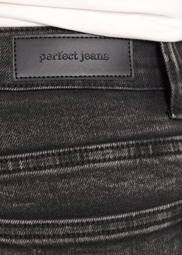 Nærbillede af mørkegrå denim med Perfect Jeans læderpatch bagpå i taljen, på en plus-size model.