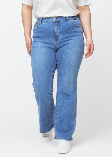 Blue mid-rise bootcut jeans in Rivers. Front view on a plus-size model, fitted through the hips and thighs with a gentle flare at the hem.