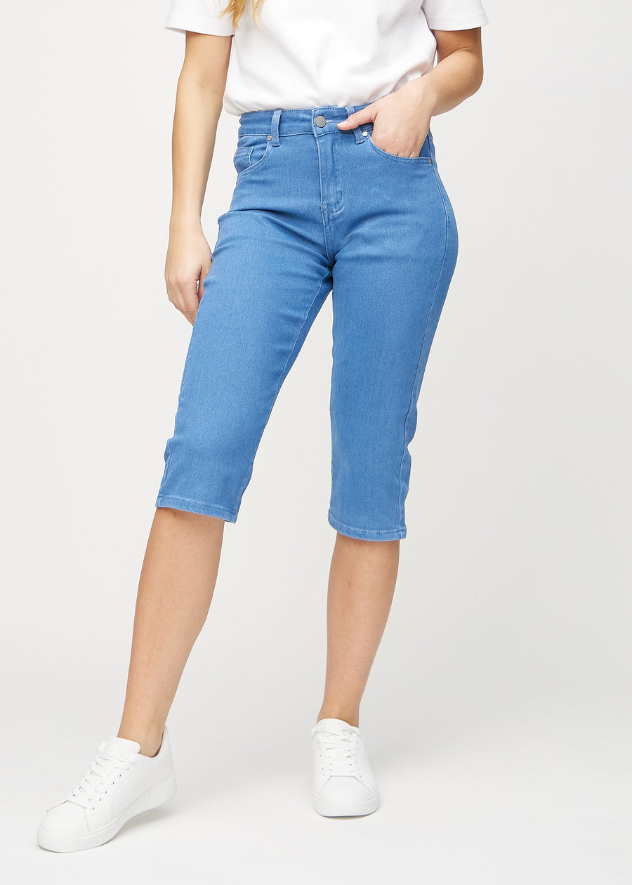Blue regular capris, model name Geraniums, with a straight fit through the leg and ending just below the knee, seen from the front.