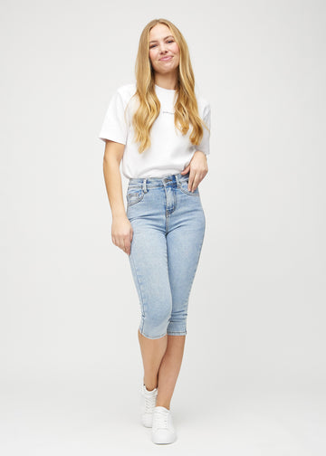 Skinny capris for women in light blue denim, color Waves. Full-length view of a model wearing the capris.