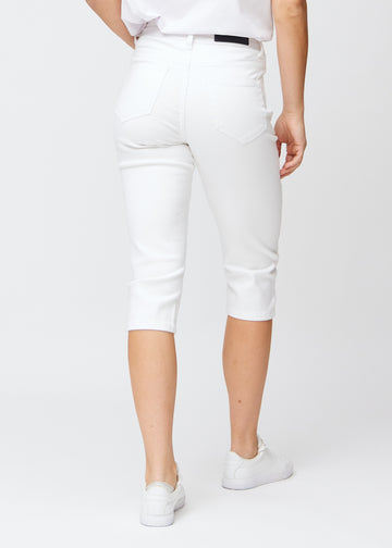 Slim capris for women in white jeans fabric, color Marguerites. Back view on a model, showing the fit, length and back pockets.