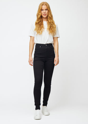 The image shows a full outfit with a model wearing black high rise skinny jeans for women in the color Ravens.
