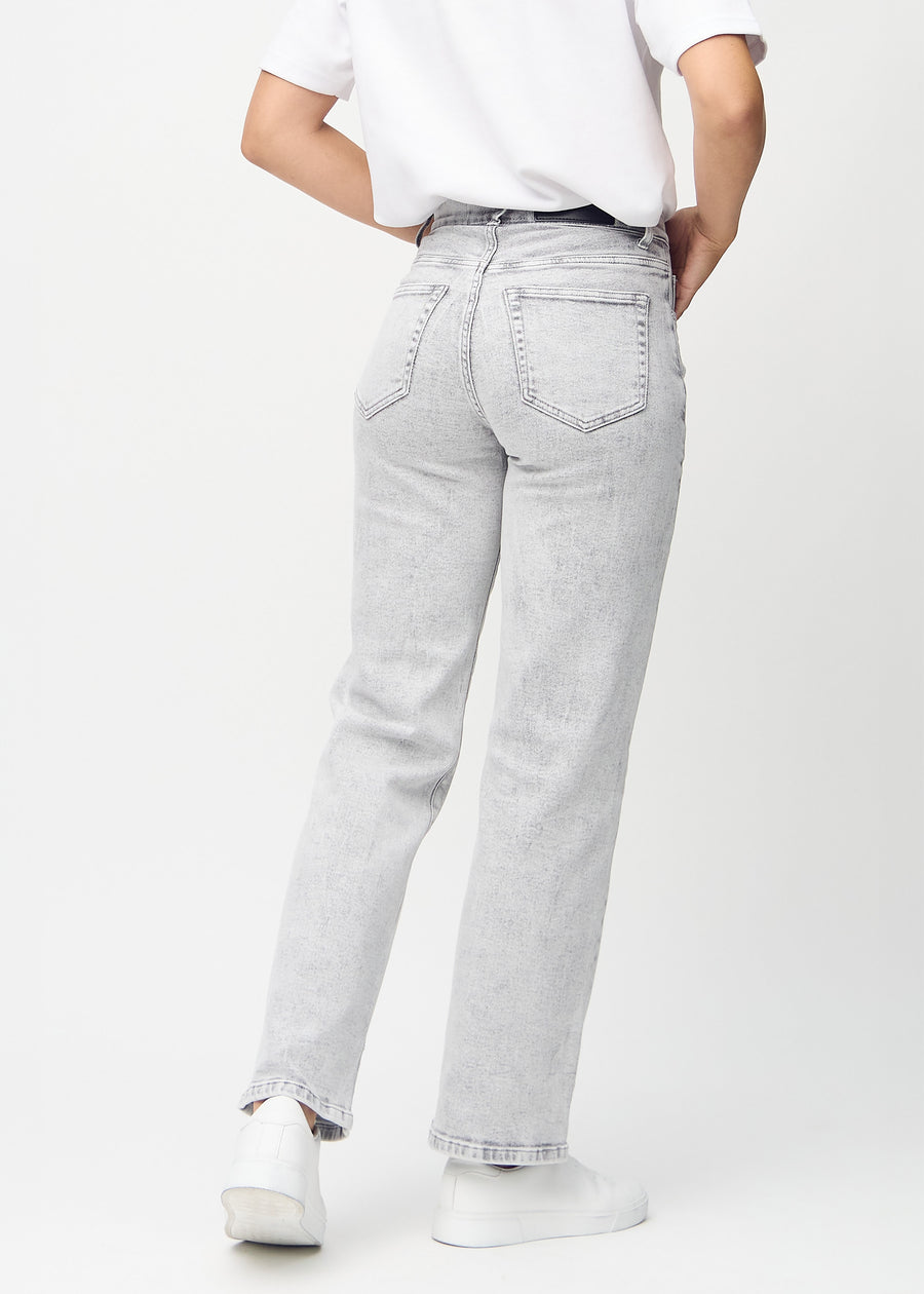 Loose jeans for women in light grey, color Ashes. Back view on a model, showing the overall relaxed fit.