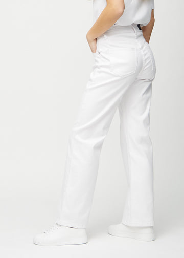 Loose jeans for women in white, color Marguerites. Side view on a model, showing the loose fit.