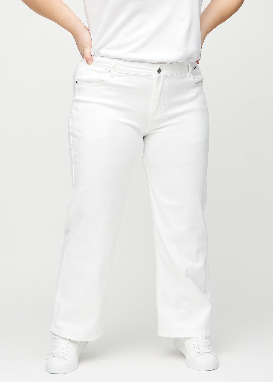 Loose jeans for women in white, color Marguerites. Front view on a plus-size model, showing the roomy, wide-leg fit.