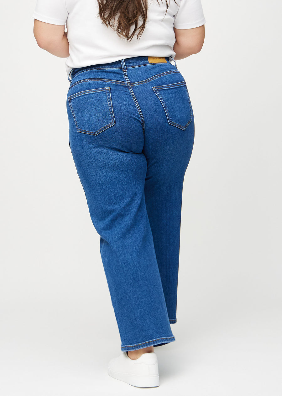 Loose jeans for women in dark blue, color Oceans. Back view on a plus-size model, showing the overall relaxed fit.