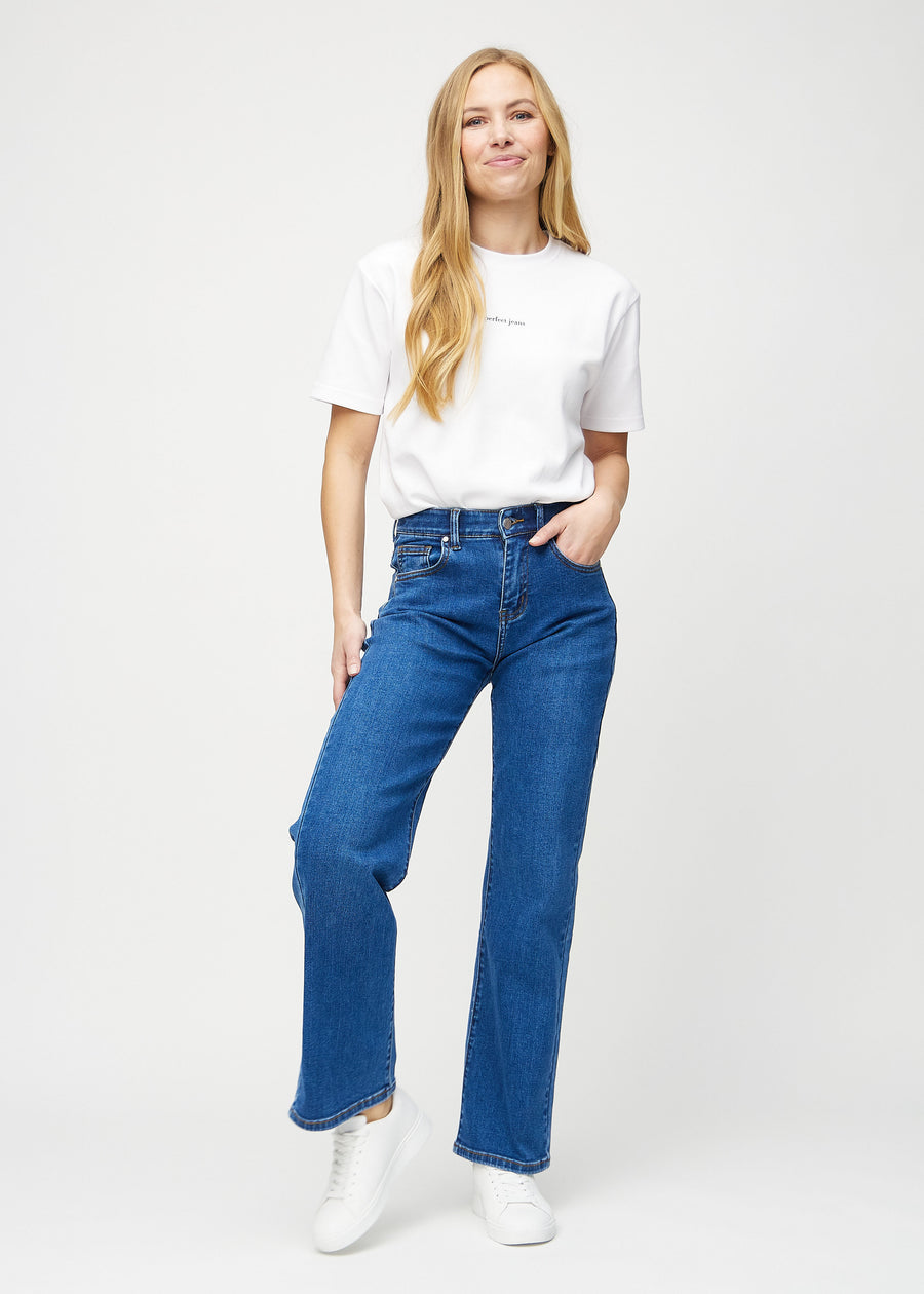 Loose jeans for women in dark blue, color Oceans. Full-length view of a model wearing the loose-fit jeans.