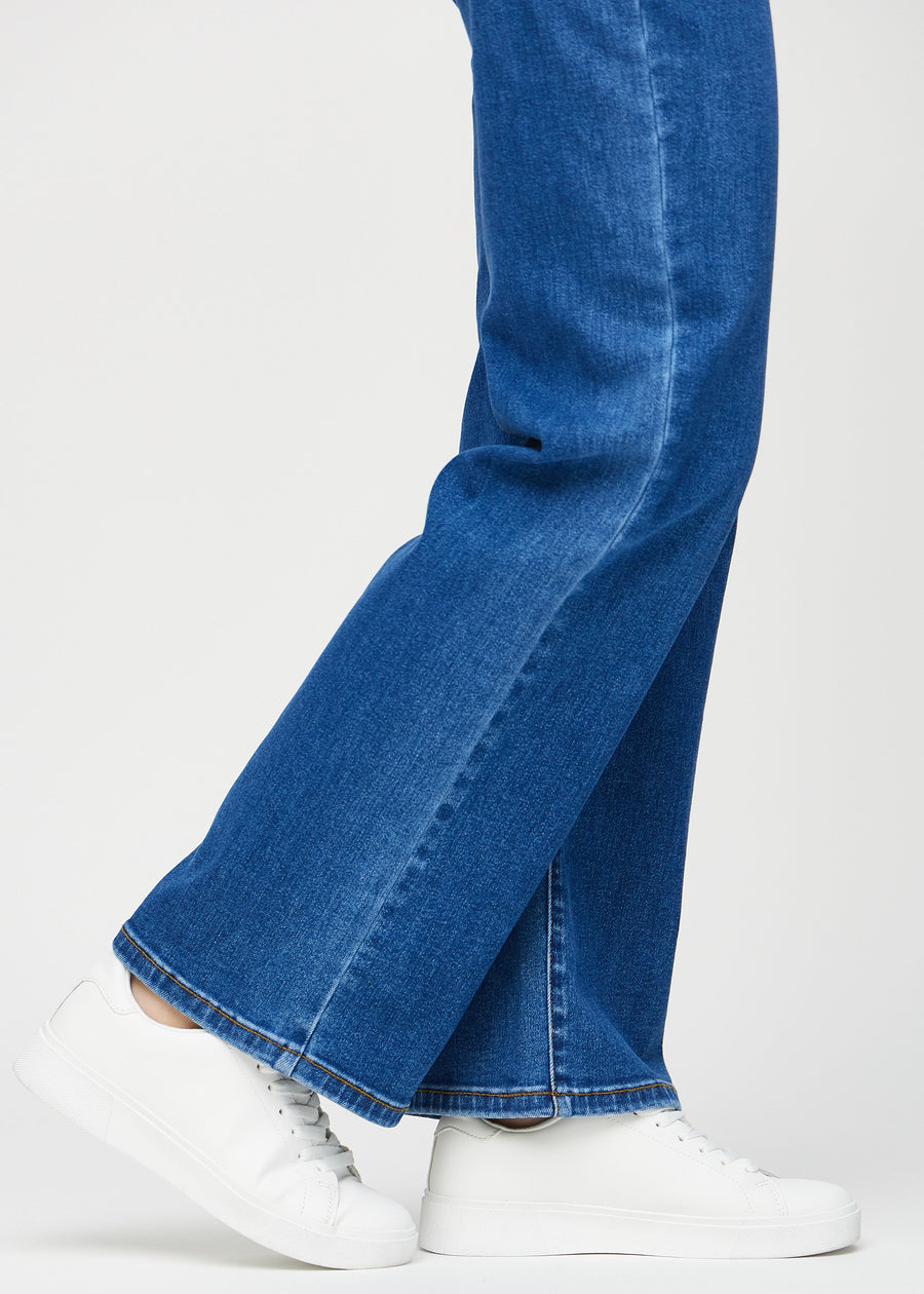 Loose jeans for women in dark blue, color Oceans. Close-up at the ankles on a model, showing the wide leg openings.