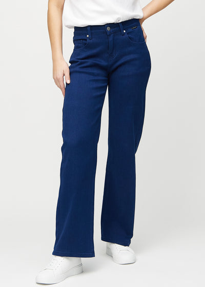 Loose jeans for women in dark blue, color Royals. Front view on a model, showing the roomy, wide-leg fit.