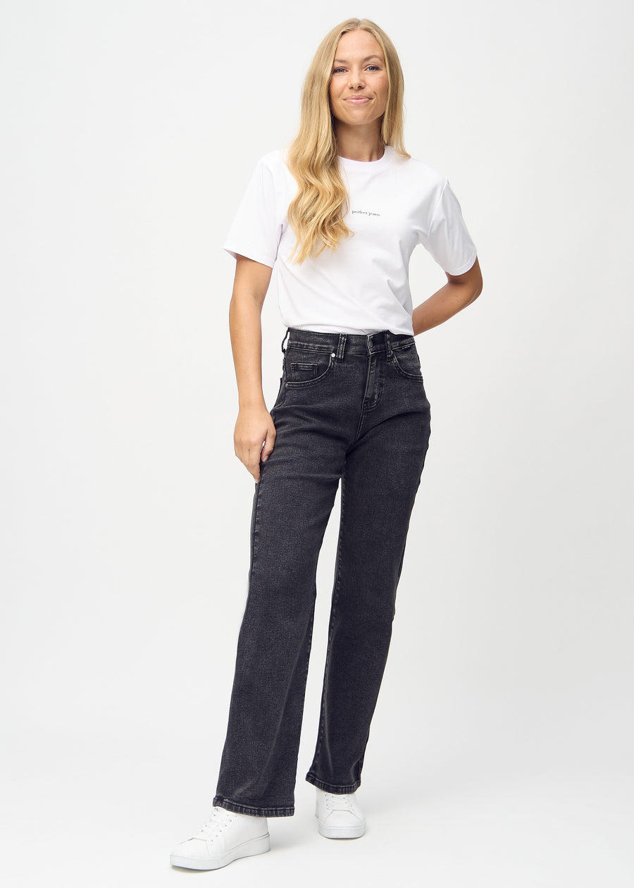 Loose jeans for women in dark grey, color Shadows. Full-length view of a model wearing the loose-fit jeans.