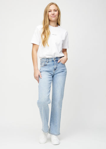Loose jeans for women in light blue, color Waves. Full-length view of a model wearing the loose-fit jeans.