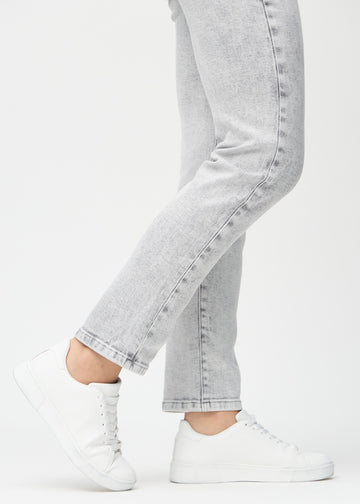 Regular jeans for women in light grey, color Ashes. Close-up at the ankles on a model, showing the straight leg openings.