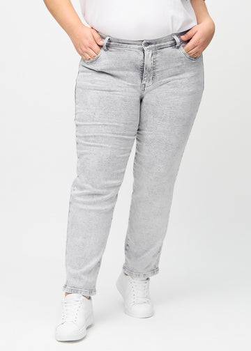 Regular jeans for women in light grey, color Ashes. Front view on a plus-size model, showing the classic straight-leg fit.