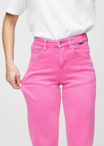 Regular jeans for women in light pink, color Flamingos. A model stretches the fabric at the thigh to show its stretch.