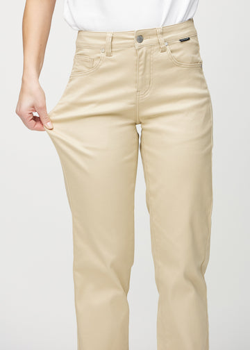 Regular jeans for women in beige, color Gazelles. A model stretches the fabric at the thigh to show its stretch.