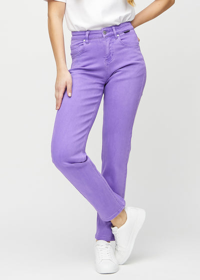 Regular jeans for women in purple, color Lavenders. Front view on a model, showing the classic straight-leg fit.