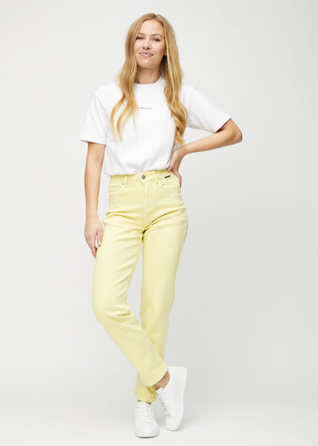 Regular jeans for women in light yellow, color Lemonades. Full-length view of a model wearing the jeans.