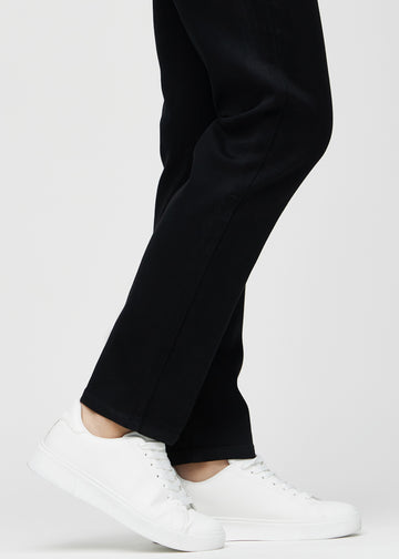 The ankles of a model, so you can see how loose the jeans fit in a Regular fit.