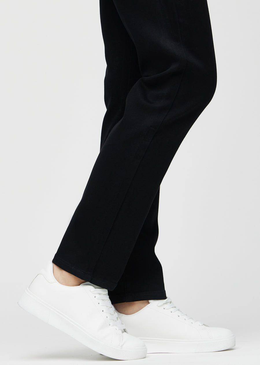 The ankles of a model, so you can see how loose the jeans fit in a Regular fit.