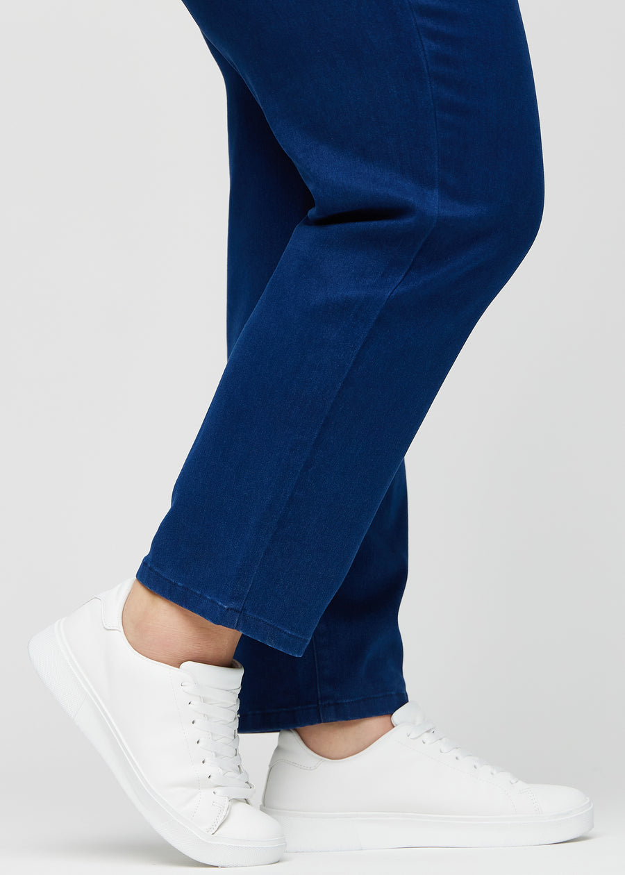 Regular jeans for women in dark blue, color Royals. Close-up at the ankles on a plus-size model, showing the straight leg openings.