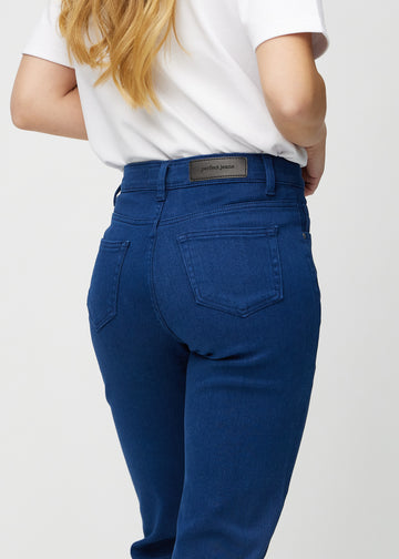 Regular jeans for women in dark blue, color Royals. Close-up from behind on a model, showing fit and details.