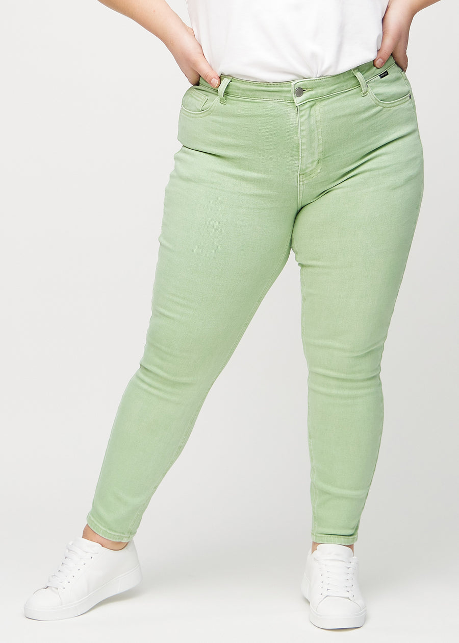 Light green skinny jeans, model name Mints, which fit closely to the leg on a plus-size model, seen from the front.