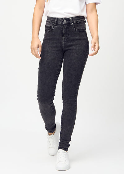 Skinny jeans for women in dark grey, color Shadows. Front view on a model, showing the close fit through the legs.