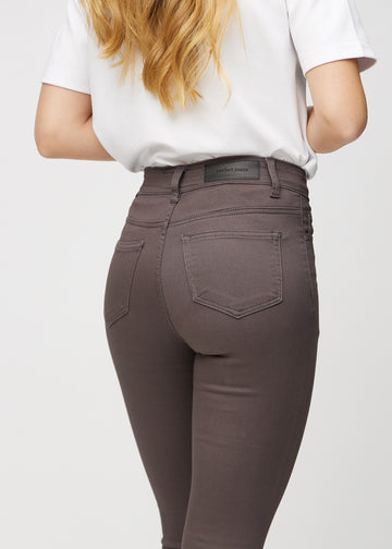 Skinny jeans for women in grey brown, color Thunders. Close-up back view on a model, showing details.