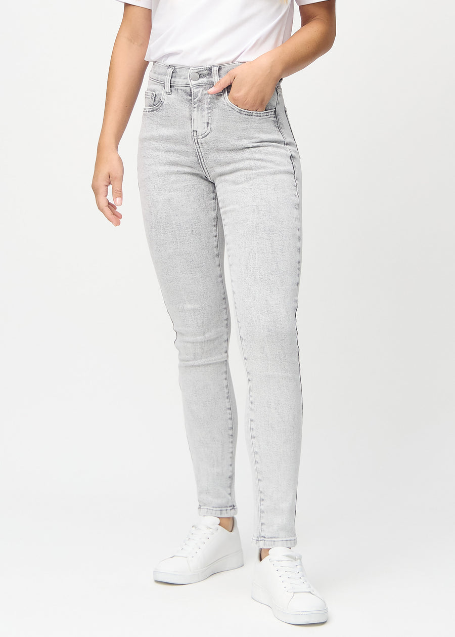 Slim jeans for women in light grey, color Ashes. Front view on a model, showing a close fit through the leg with a little more room at the ankle.